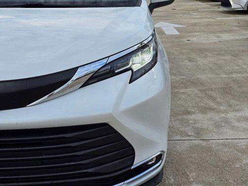 Wind Chill Pearl 2023 Toyota Sienna XLE