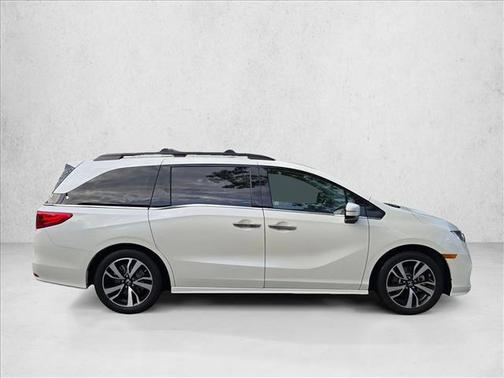 White Diamond Pearl 2018 Honda Odyssey Elite
