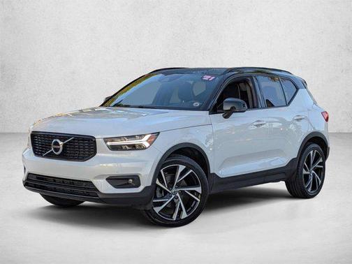 Crystal White Metallic 2021 Volvo XC40 T5 R-Design