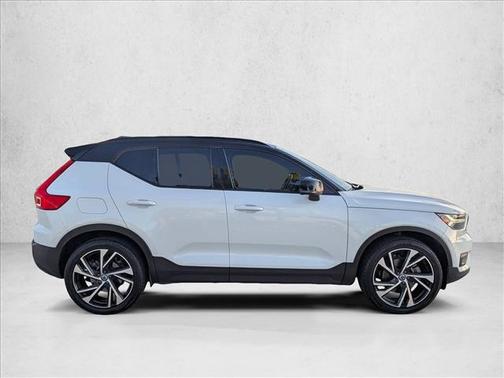Crystal White Metallic 2021 Volvo XC40 T5 R-Design