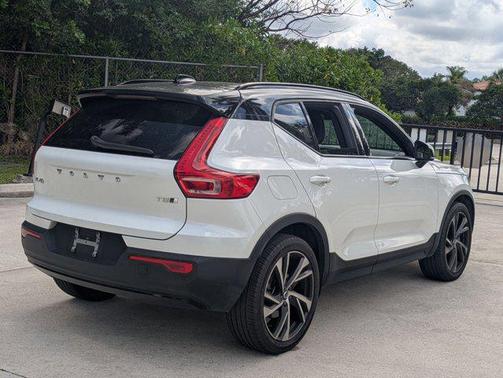 Crystal White Metallic 2021 Volvo XC40 T5 R-Design