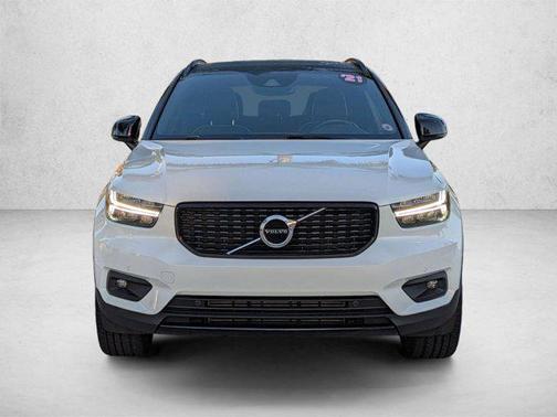 Crystal White Metallic 2021 Volvo XC40 T5 R-Design