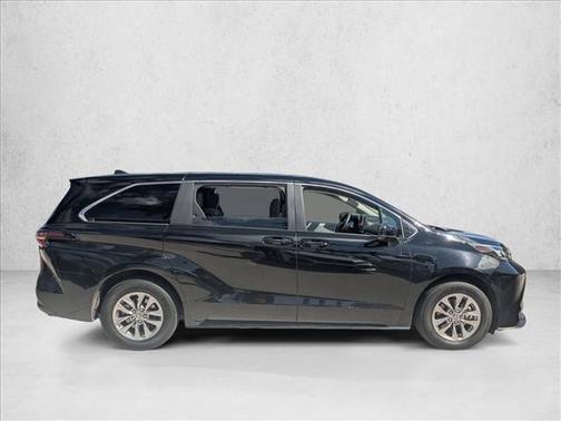 2025 Toyota Sienna LE