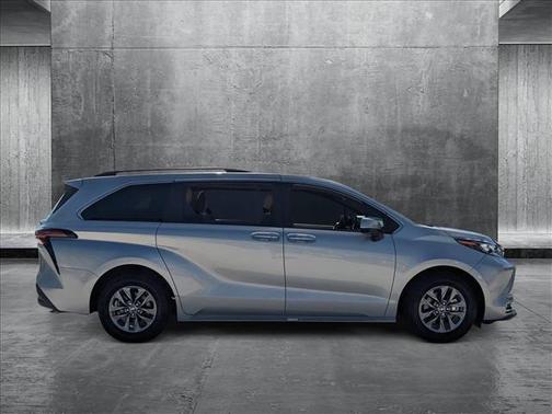2024 Toyota Sienna XLE 8 Passenger
