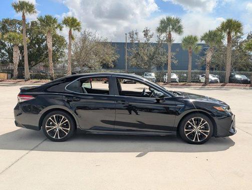 2019 Toyota Camry Hybrid SE