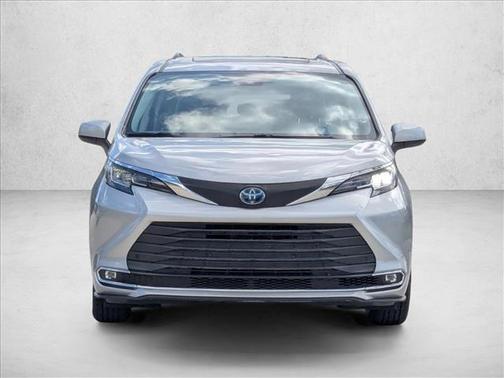 2021 Toyota Sienna XLE 8 Passenger