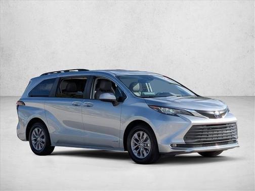 2021 Toyota Sienna XLE 8 Passenger