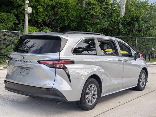Celestial Silver Metallic 2022 Toyota Sienna XLE