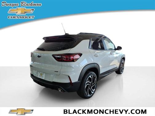 Iridescent Pearl Tricoat 2026 Chevrolet Trailblazer RS
