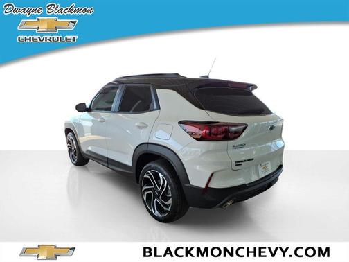 Iridescent Pearl Tricoat 2026 Chevrolet Trailblazer RS