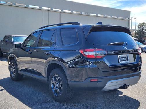 Crystal Black Pearl 2025 Honda Pilot TrailSport