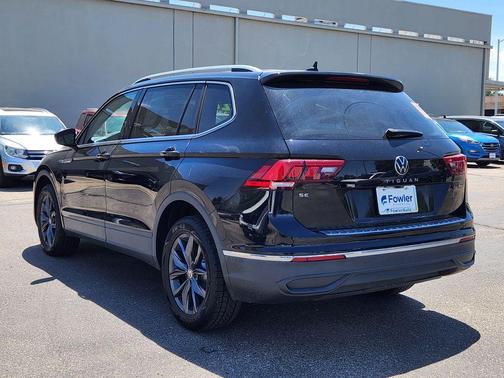 Deep Black Pearl 2022 Volkswagen Tiguan 2.0T SE 4MOTION