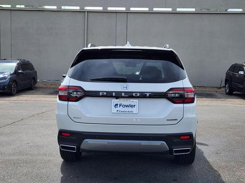 Platinum White Pearl 2026 Honda Pilot Touring 8-Passenger