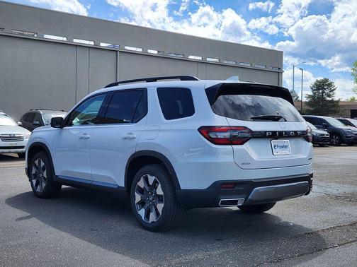 Platinum White Pearl 2026 Honda Pilot Touring 8-Passenger