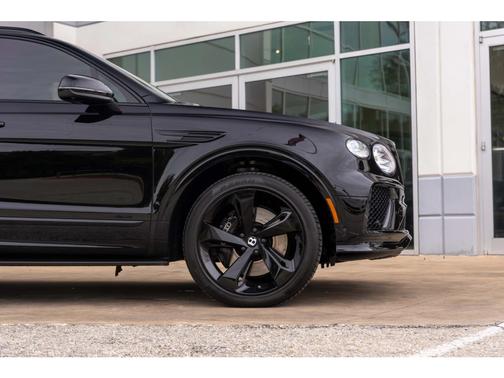Beluga 2024 Bentley Bentayga Azure V8