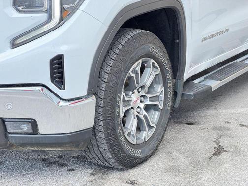 Summit White 2023 GMC Sierra 1500 SLT