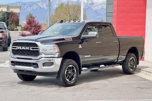 Diamond Black Crystal Pearlcoat 2022 RAM 3500 Tradesman Crew Cab 4x4 6'4' Box