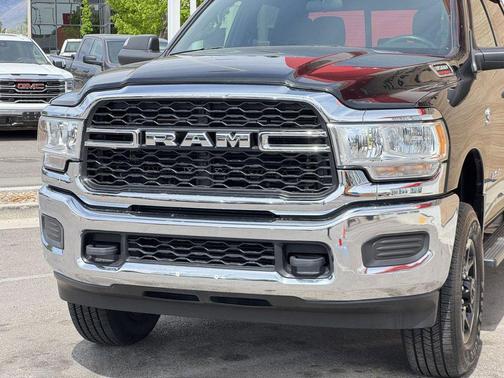 Diamond Black Crystal Pearlcoat 2022 RAM 3500 Tradesman Crew Cab 4x4 6'4' Box