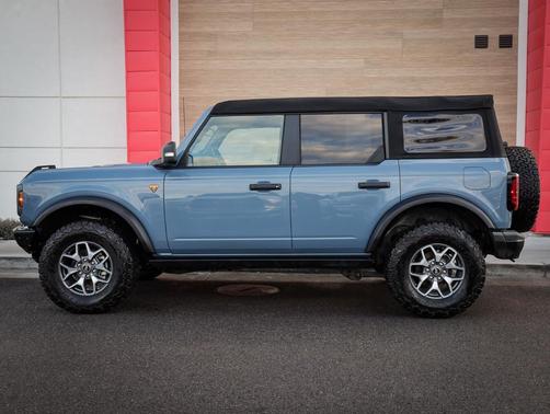 Azure Gray Metallic Tri-Coat 2024 Ford Bronco Badlands