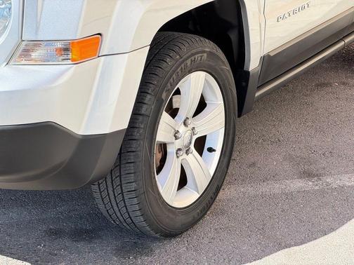Bright Silver Metallic Clearcoat 2014 Jeep Patriot Sport