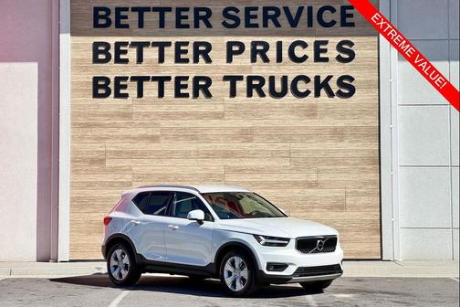 Crystal White Metallic 2021 Volvo XC40 T5 Momentum