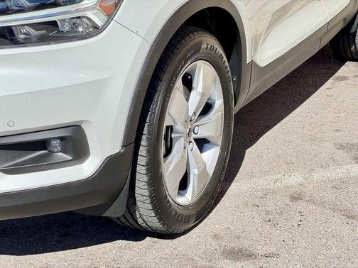 Crystal White Metallic 2021 Volvo XC40 T5 Momentum