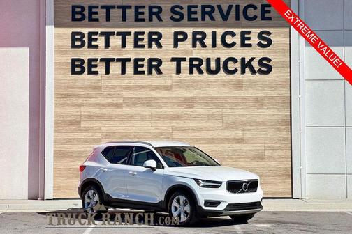Crystal White Metallic 2021 Volvo XC40 T5 Momentum