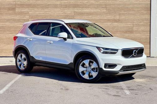 Crystal White Metallic 2021 Volvo XC40 T5 Momentum