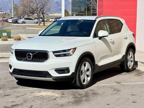 Crystal White Metallic 2021 Volvo XC40 T5 Momentum