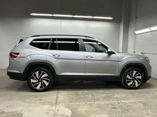 Silver Mist Metallic 2025 Volkswagen Atlas 2.0T SE