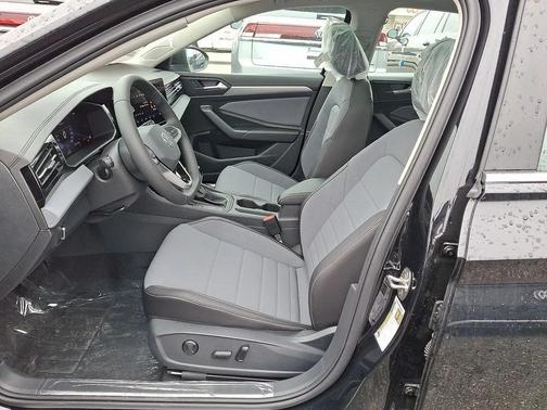 Deep Black Pearl 2026 Volkswagen Jetta 1.4T SE