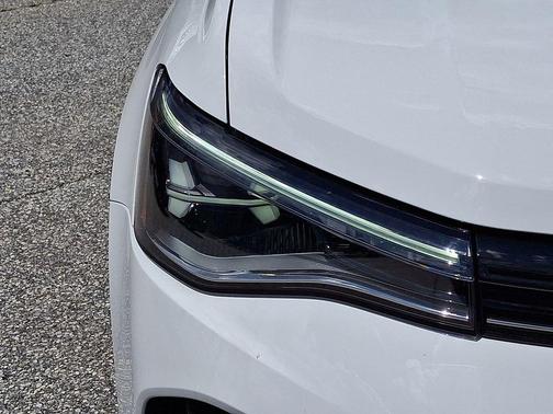 Pure White 2026 Volkswagen Taos SE
