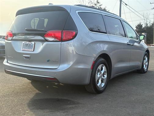 2017 Chrysler Pacifica Hybrid Premium