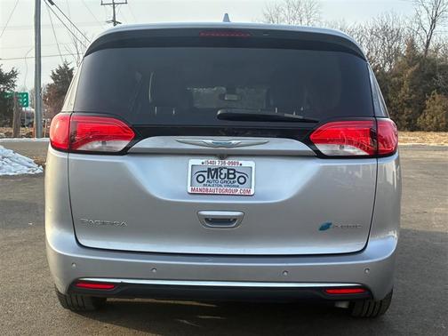 2017 Chrysler Pacifica Hybrid Premium