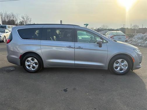 2017 Chrysler Pacifica Hybrid Premium