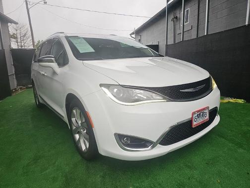 Bright White Clearcoat 2017 Chrysler Pacifica Limited