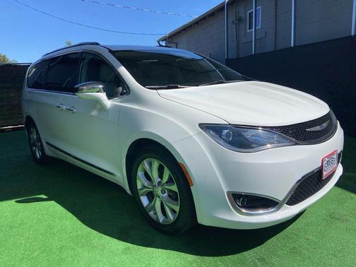 Bright White Clearcoat 2017 Chrysler Pacifica Limited