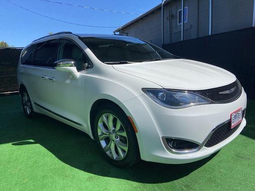 Bright White Clearcoat 2017 Chrysler Pacifica Limited
