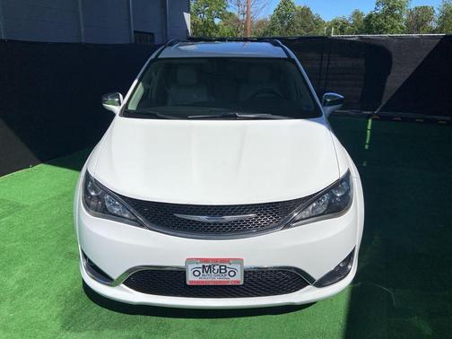 Bright White Clearcoat 2017 Chrysler Pacifica Limited