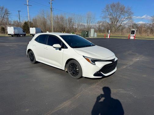 White 2023 Toyota Corolla Hatchback SE