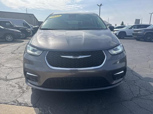 2023 Chrysler Pacifica Touring-L