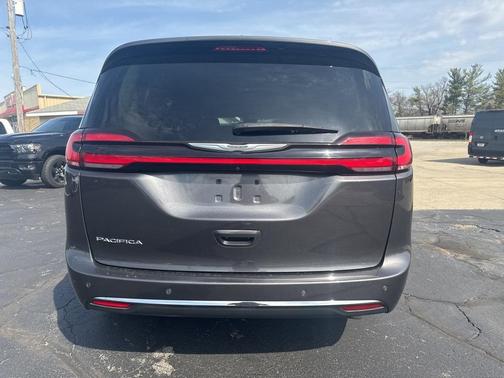 2023 Chrysler Pacifica Touring-L