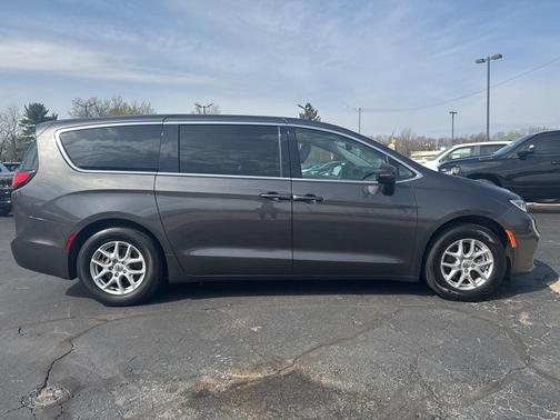 2023 Chrysler Pacifica Touring-L