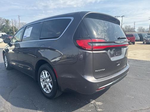 2023 Chrysler Pacifica Touring-L