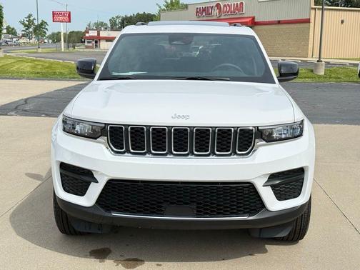 Bright White Clearcoat 2025 Jeep Grand Cherokee Laredo