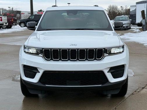 Bright White Clearcoat 2025 Jeep Grand Cherokee Laredo