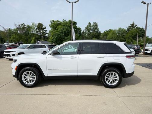 Bright White Clearcoat 2025 Jeep Grand Cherokee Laredo