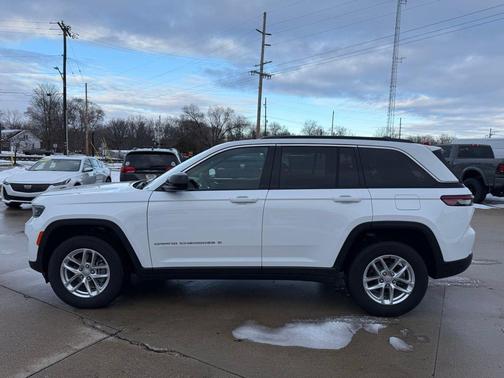 Bright White Clearcoat 2025 Jeep Grand Cherokee Laredo