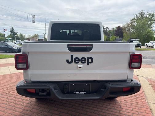Bright White Clearcoat 2025 Jeep Gladiator Sport