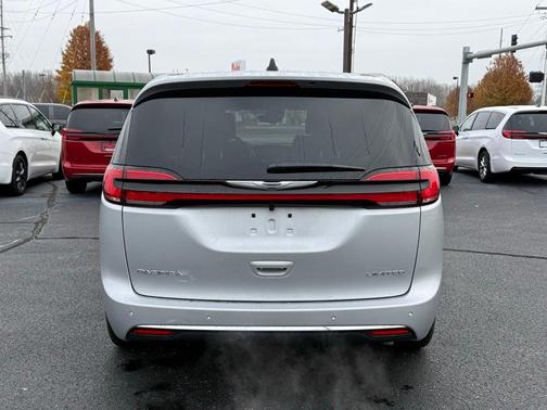 Silver Mist Clearcoat 2026 Chrysler Pacifica Limited